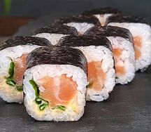 Маки-ролл Kurashikku с лососем и луком  