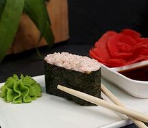 Гункан со снежным крабом
