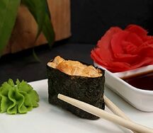 Гункан с копченой курицей