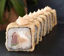 Горячий ролл Сакура с тунцом и гребешком