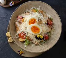 Салат Цезарь с курицей