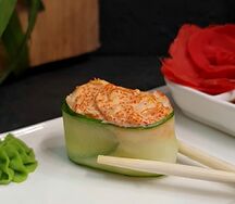 Гункан с копченой курицей в слайсе из огурца