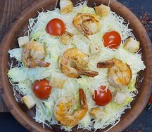 Салат Цезарь с креветками