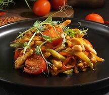 Куриное филе с овощами в кисло-сладком соусе