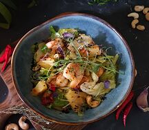 Салат с ананасом, орехами кешью и креветками