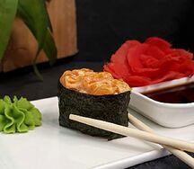 Гункан с лососем
