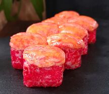 Запеченный ролл Микс со снежным крабом, лососем и масляной рыбой