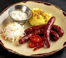 Колбаски на гриле с копченым картофельным пюре