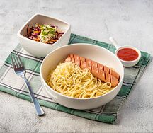 Спагетти с сыром, сосиски, салат Коул Слоу
