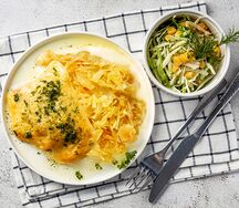 Кета под моцареллой с тушеной капустой и салат Легкий