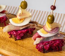 Закуска с сельдью и свёклой