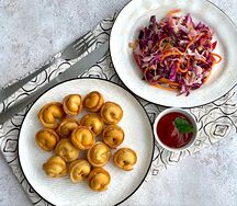 Жареные пельмешки с курицей и салат Коул слоу