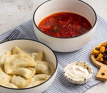 Вареники с картошкой и мясом, борщ, сметана и сухарики