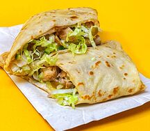 Шаверма в блине с курицей и перцем халапеньо