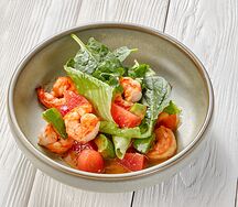 Теплый салат с креветками, грейпфрутом и соусом маракуйя