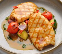 Кальмары гриль с соусом чили и овощным рататуем