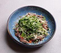 Теплый салат с жареной говядиной, печеной паприкой, томатами черри и сыром пармезан