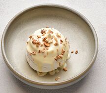 Безе с ягодным кремом и лимонным муссом