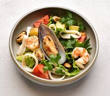 Тёплый салат с морепродуктами и киноа