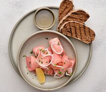 Строганина из тунца с фирменным соусом