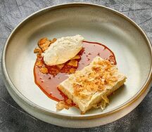 Ванильный торт с соусом из облепихи