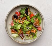 Салат с глазированными баклажанами и сливочным сыром