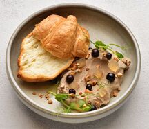 Нежный паштет из куриной печени с ягодным соусом