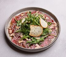 Карпаччо из говядины с салатом руккола