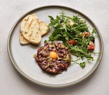 Тартар из говядины с рукколой и пармезаном