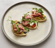 Брускетта с ростбифом, печеными овощами и соусом вителло тоннато