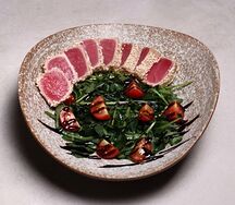 Салат с рукколой и тунцом татаки