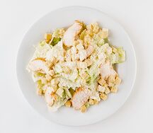 Салат Цезарь с курицей гриль