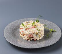 Салат с копченой курицей, омлетом и овощами