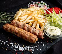 Люля-кебаб из курицы на тарелке