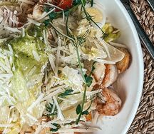 Салат Цезарь с креветками
