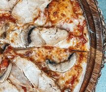 Пицца с курицей и грибами