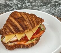 Круассан с куриной грудкой