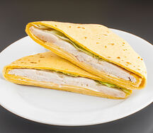 Кукурузная лепешка с куриным рулетом