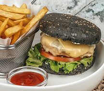 Черный бургер с куриной котлетой и фри