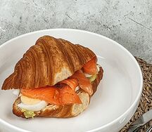 Круассан с семгой