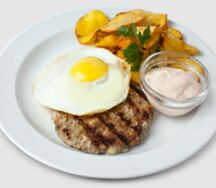 Стейк рубленный из курицы с глазуньей