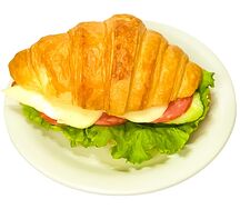 Круассан с колбасой и сыром