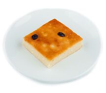 Запеканка творожная с изюмом