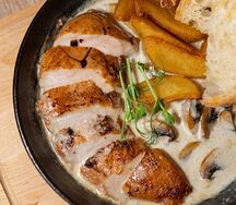 Куриное филе с дольками и грибами в сливках