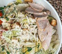 Салат Цезарь с курицей