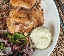 Куриные бедрышками с гречкой