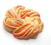 Калач с клубникой