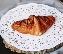 Круассан с вареной сгущенкой