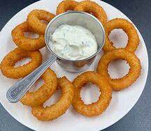 Луковые кольца с чесночным соусом