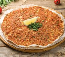 Ламаджо с мясом, сыром и зеленью